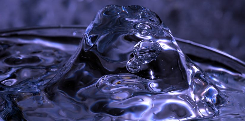 Protubérance d'eau, au point d'impact entre une goutte et une surface lisse d'eau.
